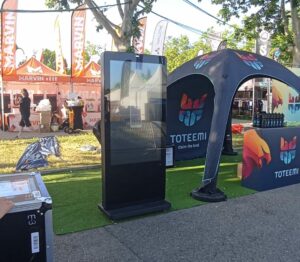 lloguer totems tactils exterior